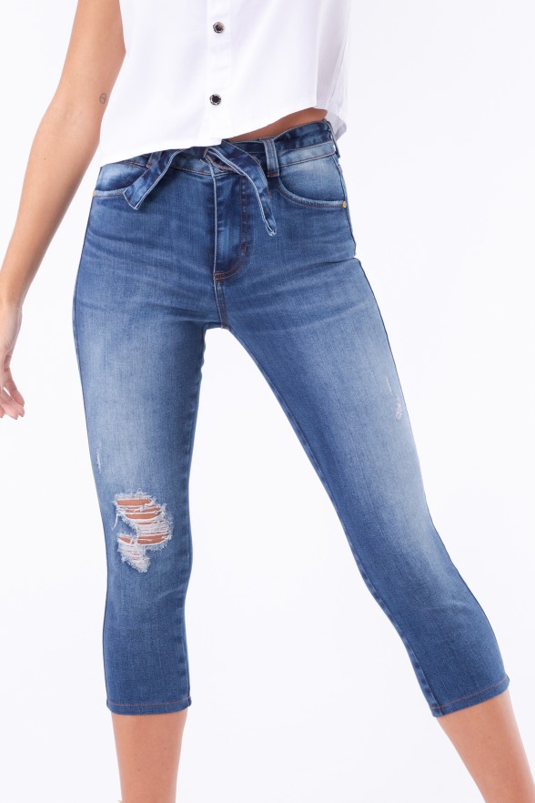 Calça Jeans Capri Destroyed Cintura Média com Faixa