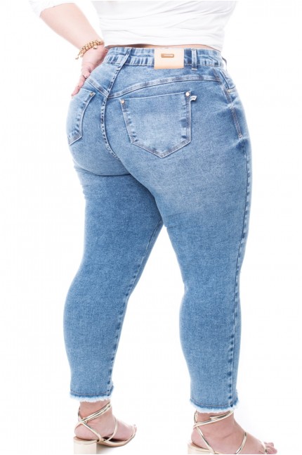 Calça Jeans Cropped Plus Size Modeladora