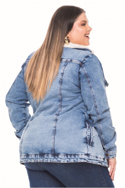 Jaqueta Jeans Alongada Plus Size Forrada com Pelo