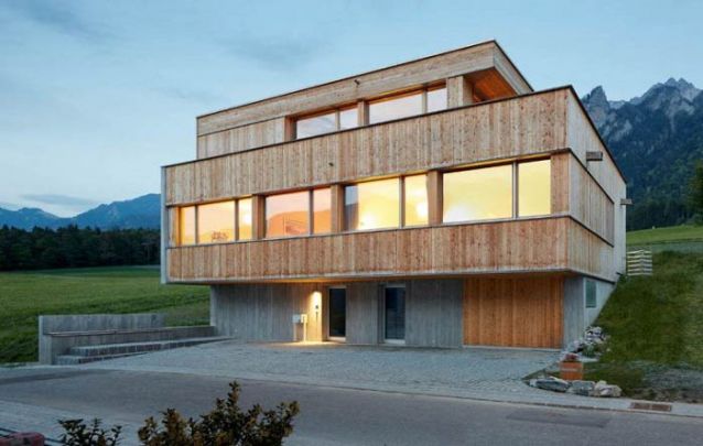 Casa moderna de madeira com três andares