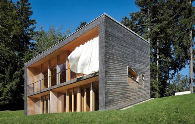 Casa moderna em formato de cubo feita em madeira