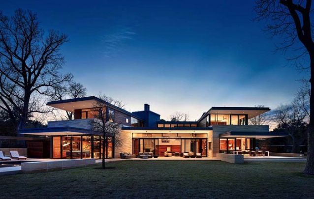 A iluminação de casas modernas deve ser bem pensada, de modo que valorize está arquitetura singular
