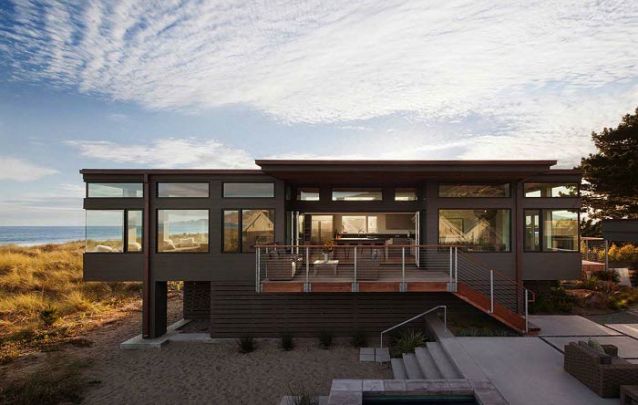 Casa moderna à beira-mar conta com janelas amplas para curtir o visual