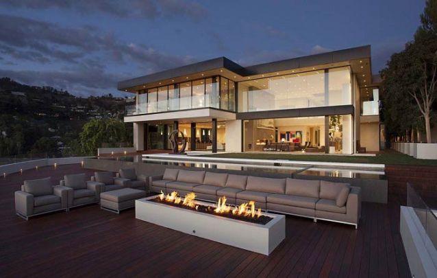 O vidro e uma iluminação bem-feita são capazes de valorizar ainda mais projetos de casas modernas