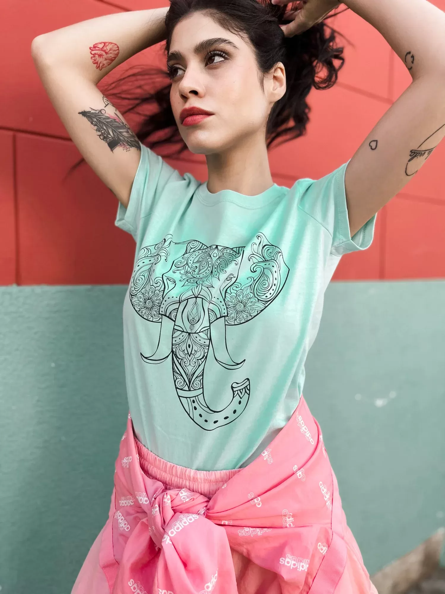 Camiseta Feminina em Meia Malha com Bordado de Elefante - Você