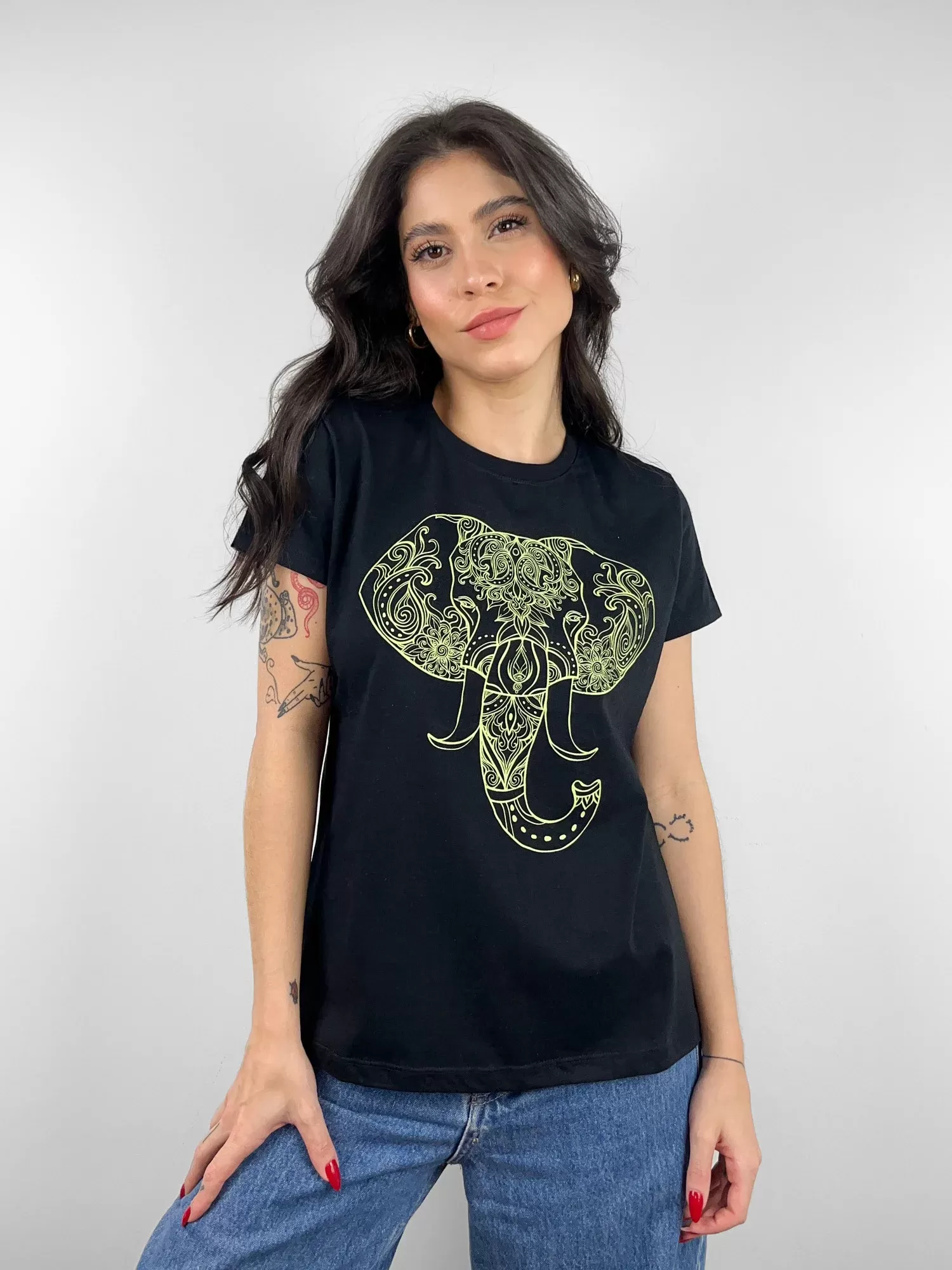 Camiseta Feminina em Meia Malha com Bordado de Elefante - Você