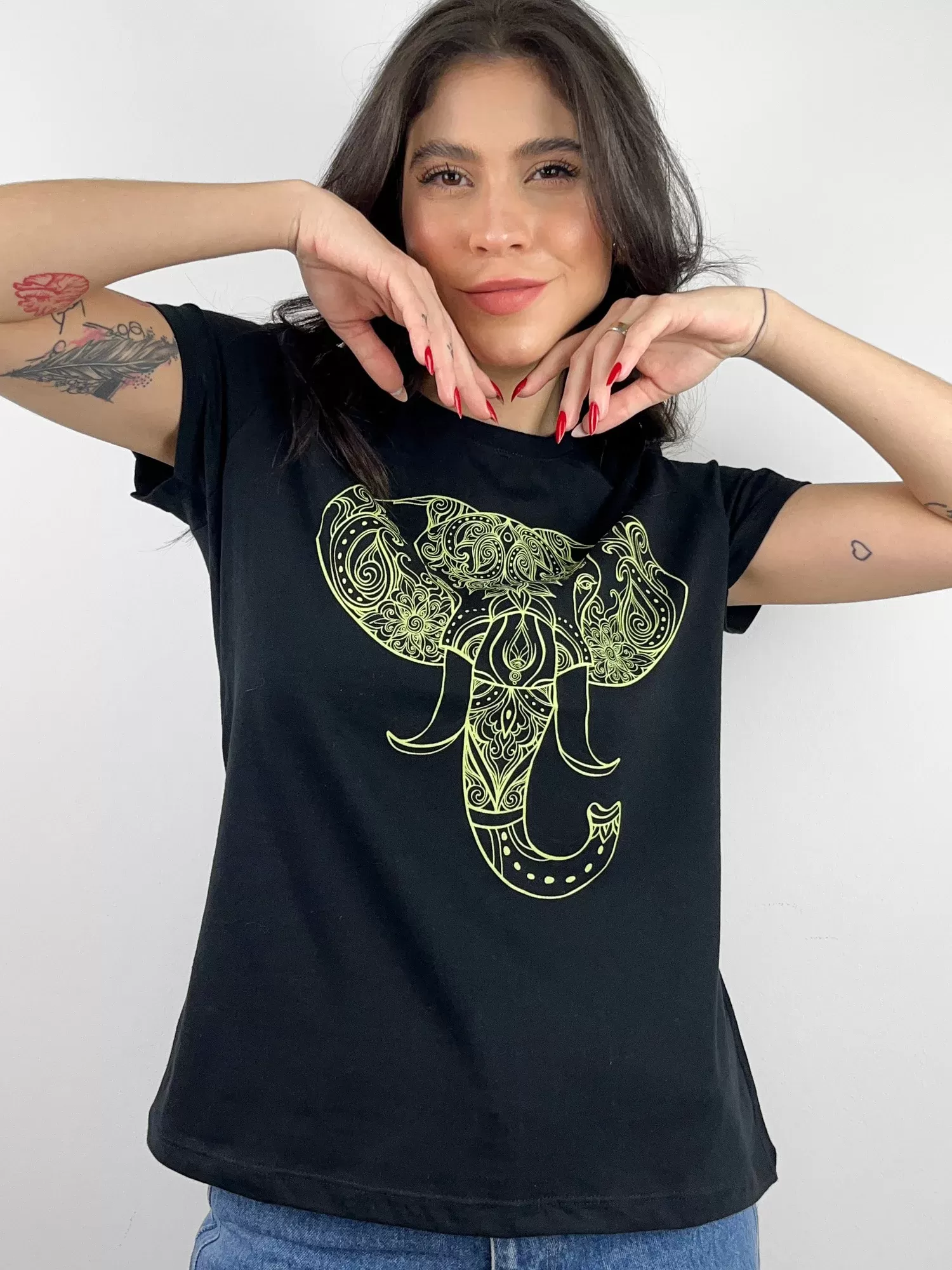 Camiseta Feminina em Meia Malha com Bordado de Elefante - Você