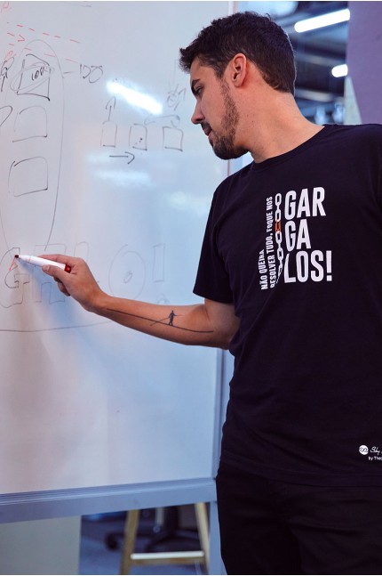 Camiseta Masculina Linha Business - Não Queira Resolver Tudo, Foque Nos Gargalos!
